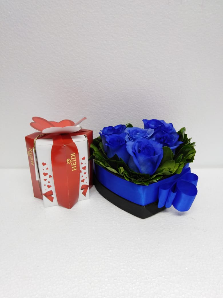 6 Rosas Azules en Caja Corazón y Bombones Heidi Bouquet de 140 Grs